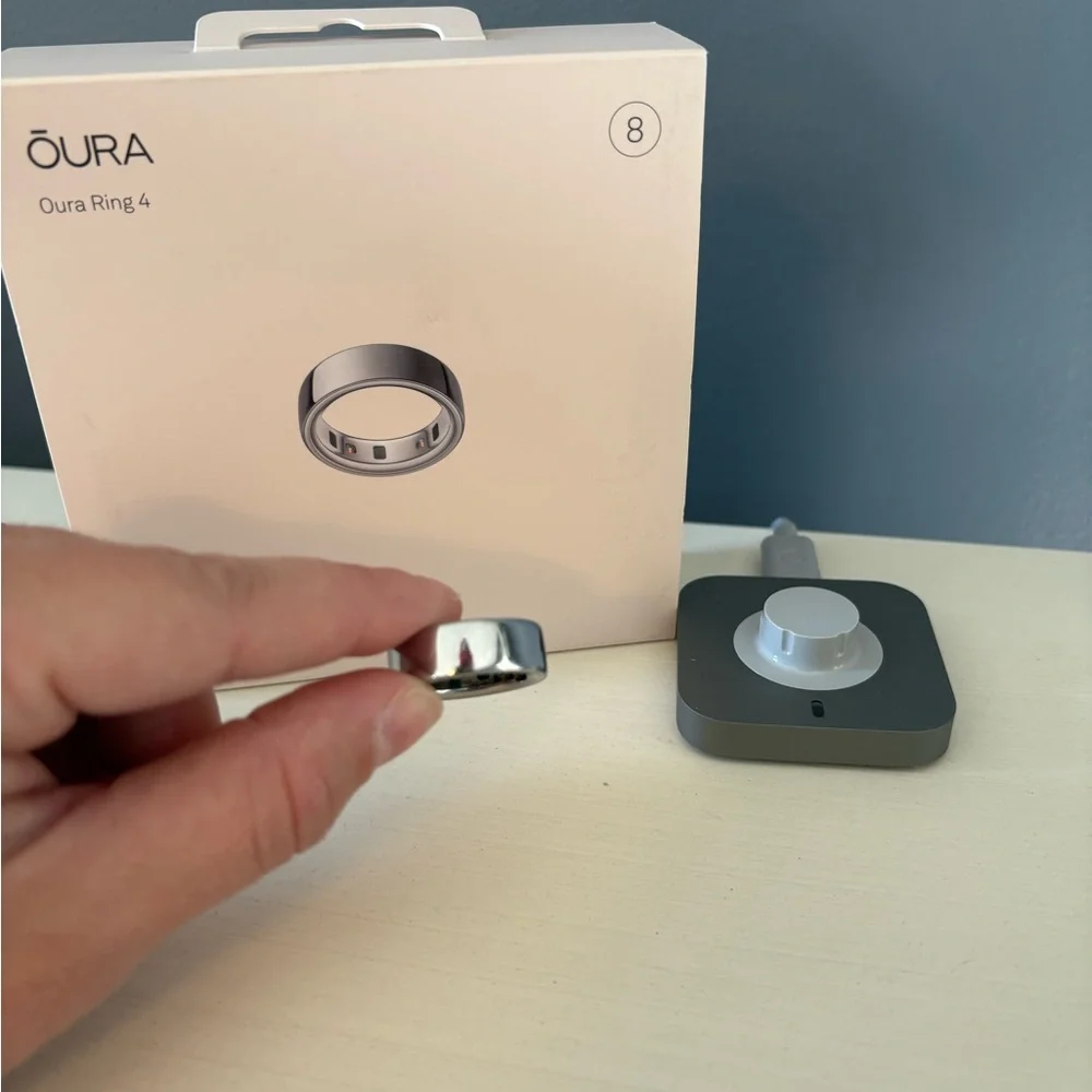 Oura Ring 4 with Charging Base in Metallic Gray